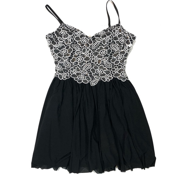bebe Dresses & Skirts - Women’s bebe Black and White Flowy Dress, Size M/M